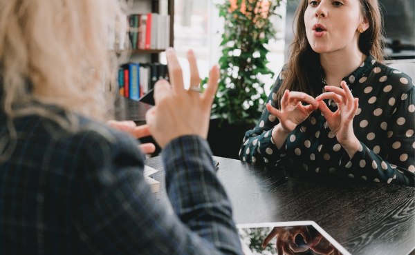 Mieux comprendre la langue des signes avec une formation