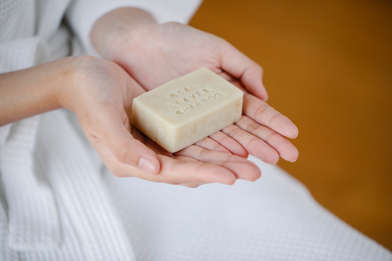 Le shampoing solide : Une alternative économique et écologique pour des cheveux en pleine santé